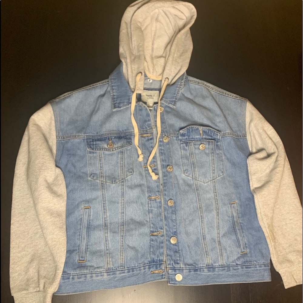 SOLD! 2/$15🛍 DETATCHABLE HOODED VARSITY JACKET